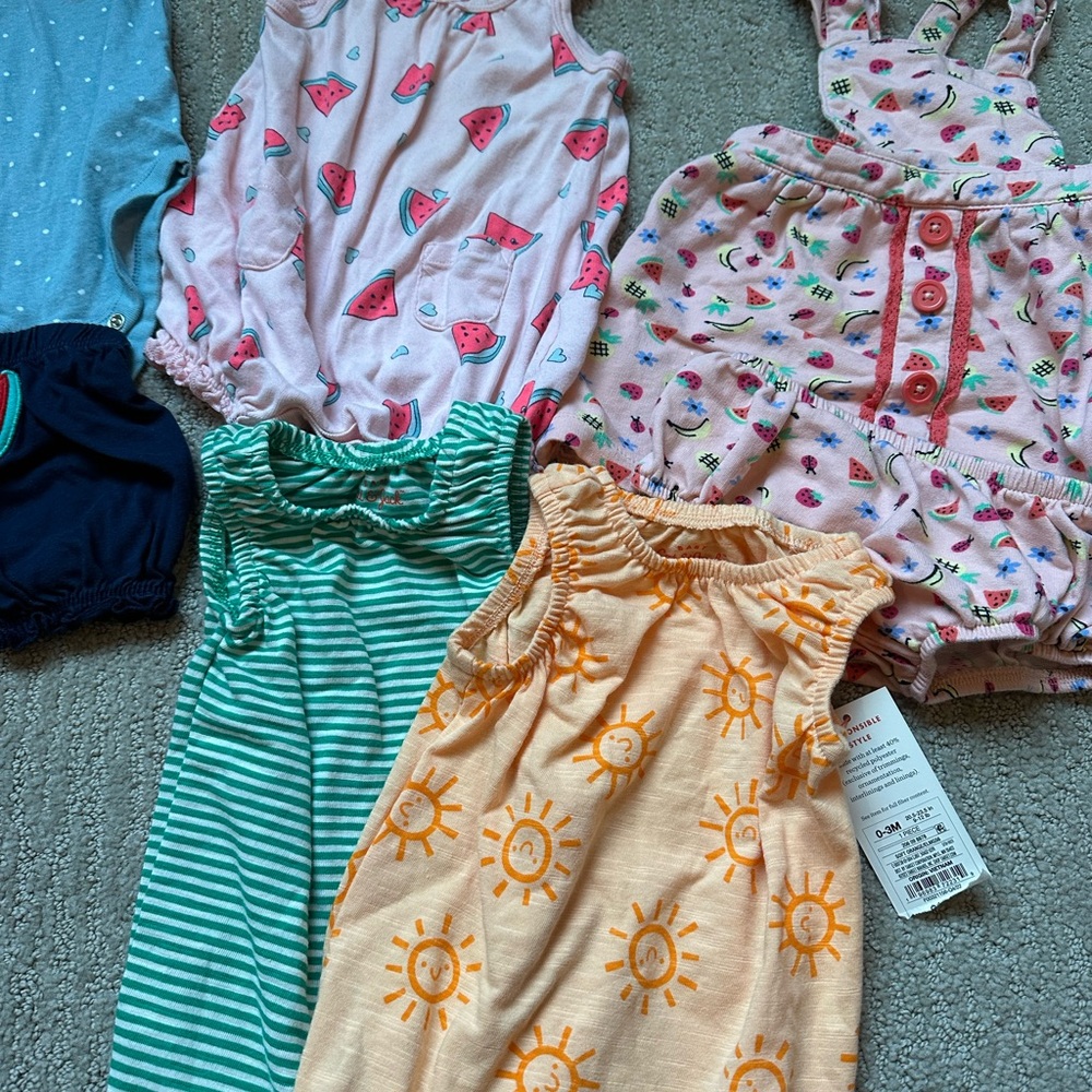 Baby girl lot 0-3 months and few things are about 3 monthsths. Great condition.